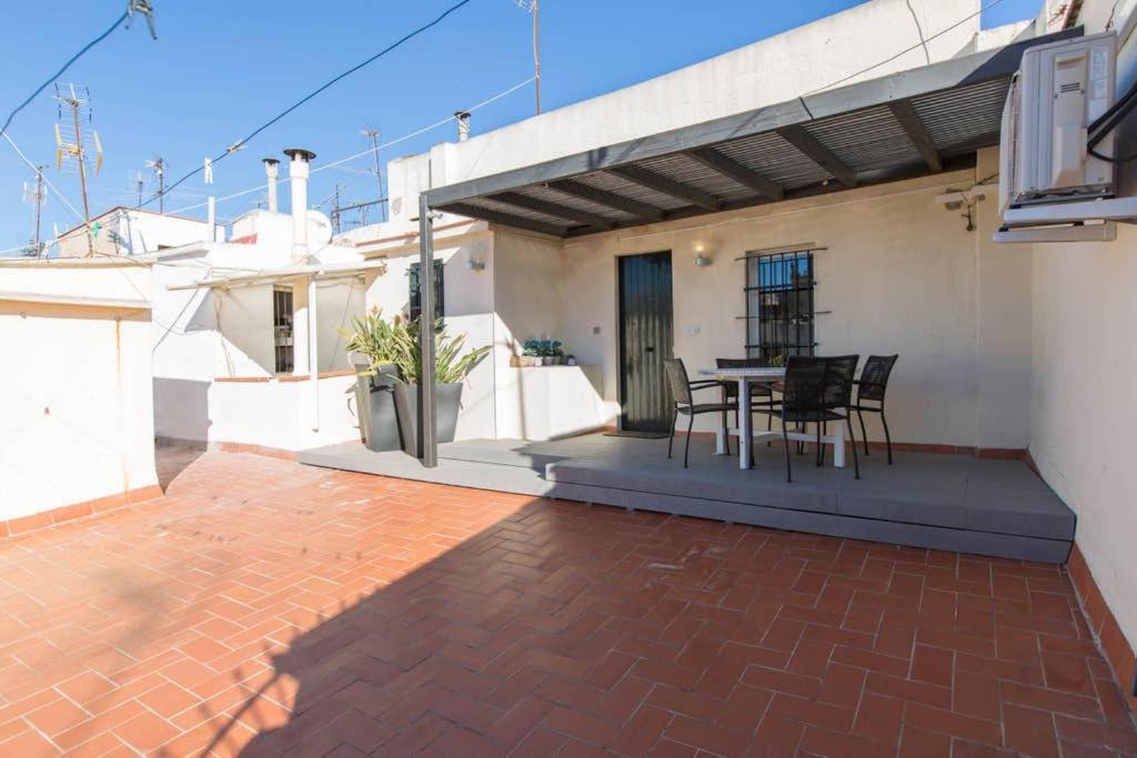 Lovely Apartment With A Terrace Barcelona Bagian luar foto